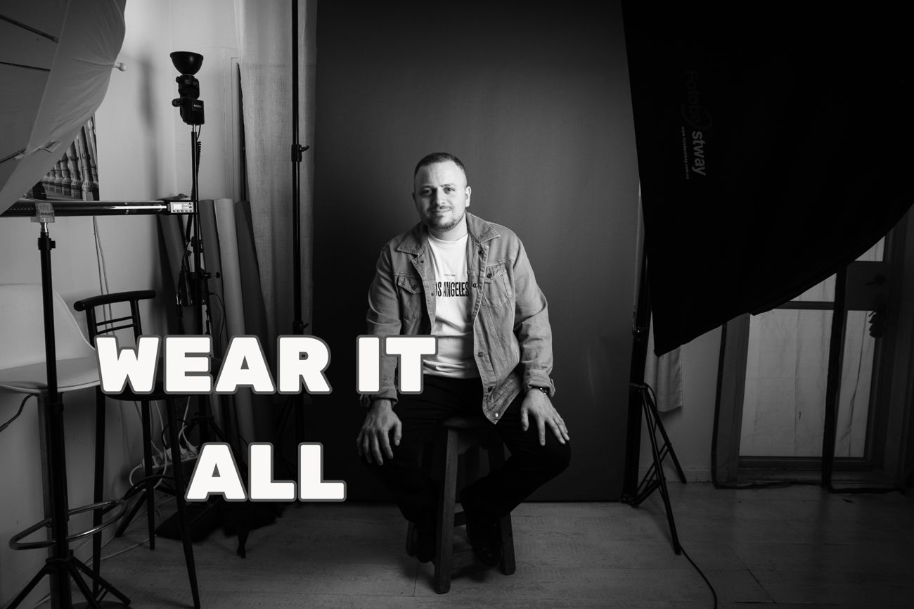 גבר בסטודיו אחרי סטיילינג בשיטת WEAR IT ALL
